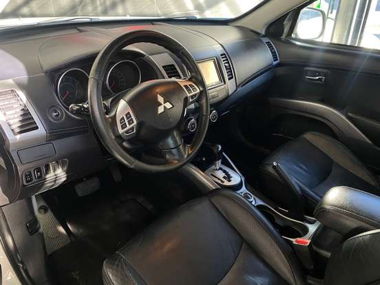 MITSUBISHI-OUTLANDER-3.0 GT 4X4 V6 24V GASOLINA 4P AUTOMÁTICO MITSUBISHI-OUTLANDER-2011