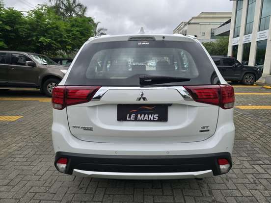 MITSUBISHI-OUTLANDER-3.0 GT 4X4 V6 24V GASOLINA 4P AUTOMÁTICO MITSUBISHI-OUTLANDER-2017