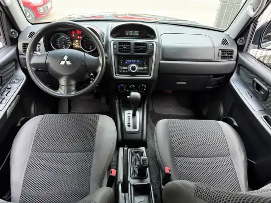 MITSUBISHI-PAJERO-2011