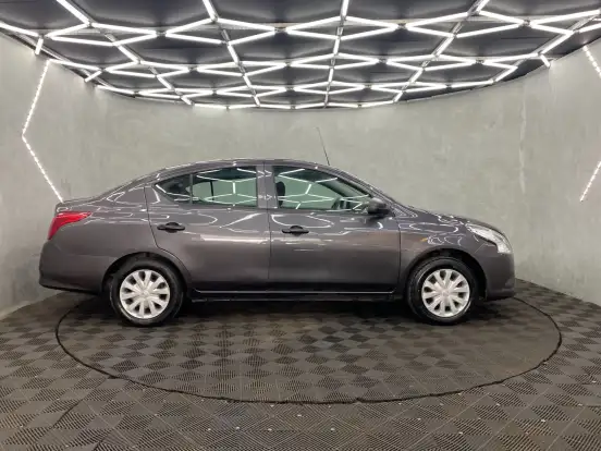NISSAN-VERSA-2021