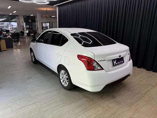 NISSAN-VERSA-2018