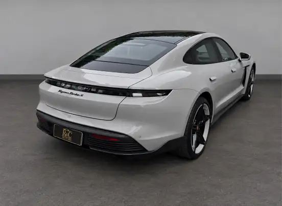 PORSCHE-TAYCAN-2022