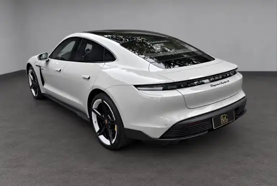 PORSCHE-TAYCAN-2022