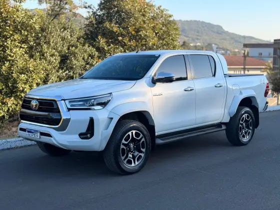 TOYOTA HILUX 2.8 D-4D TURBO DIESEL CD SRX PLUS 4X4 AUTOMÁTICO