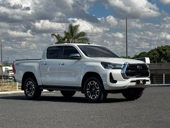 TOYOTA HILUX 2.8 D-4D TURBO DIESEL CD SRX 4X4 AUTOMÁTICO