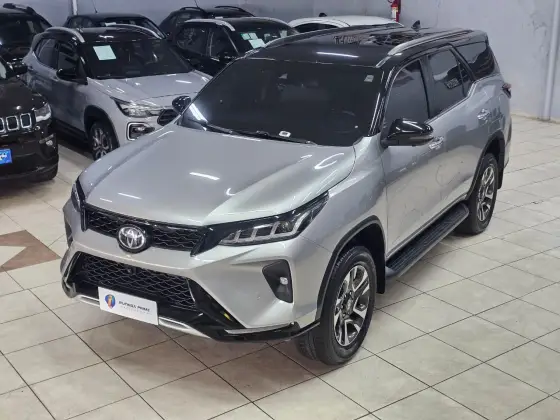 TOYOTA HILUX SW4 2.8 D-4D TURBO DIESEL DIAMOND 7L 4X4 AUTOMÁTICO