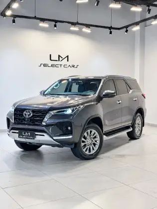 TOYOTA HILUX SW4 2.8 D-4D TURBO DIESEL SRX 4X4 AUTOMÁTICO
