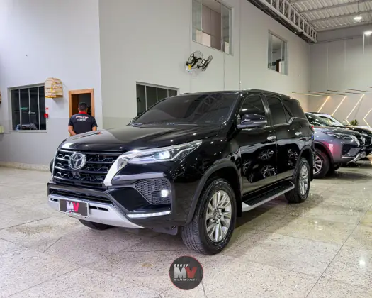 TOYOTA HILUX SW4 2.8 D-4D TURBO DIESEL SRX 7L 4X4 AUTOMÁTICO