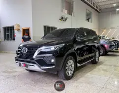 TOYOTA HILUX SW4 2.8 D-4D TURBO DIESEL SRX 7L 4X4 AUTOMÁTICO TOYOTA HILUX SW4 2.8 D-4D TURBO DIESEL SRX 7L 4X4 AUTOMÁTICO