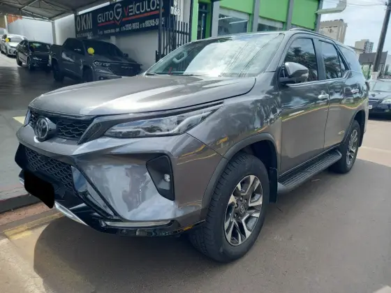 TOYOTA HILUX SW4 2.8 D-4D TURBO DIESEL SRX PLATINUM 7L 4X4 AUTOMÁTICO