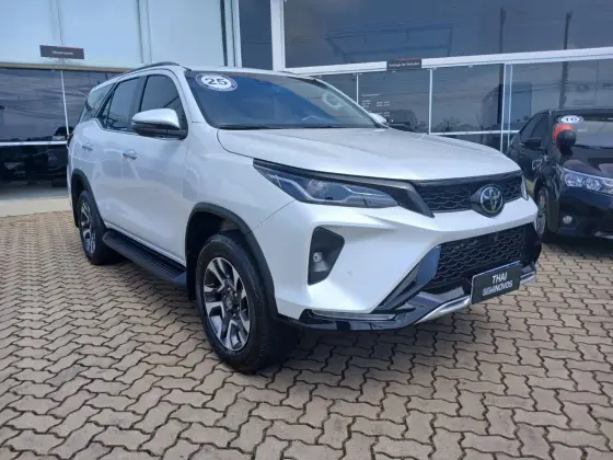 TOYOTA HILUX SW4 2.8 D-4D TURBO DIESEL SRX PLATINUM 7L 4X4 AUTOMÁTICO