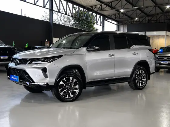 TOYOTA HILUX SW4 2.8 D-4D TURBO DIESEL SRX PLATINUM 7L 4X4 AUTOMÁTICO
