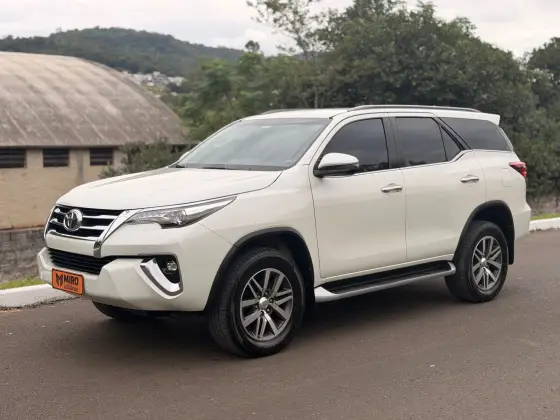 TOYOTA HILUX SW4 2.8 SRX 4X4 16V TURBO INTERCOOLER DIESEL 4P AUTOMÁTICO