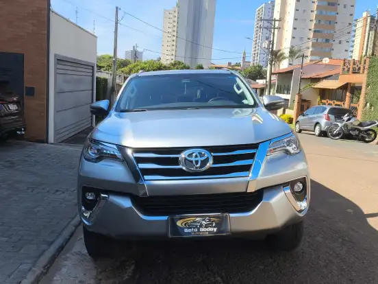 TOYOTA-HILUX SW4-2.8 SRX 4X4 7 LUGARES 16V TURBO INTERCOOLER DIESEL 4P AUTOMÁTICO TOYOTA-HILUX SW4-2020