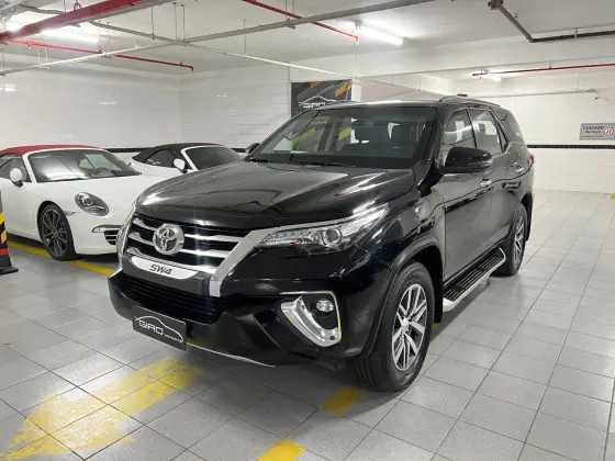 TOYOTA HILUX SW4 2.8 SRX 4X4 7 LUGARES 16V TURBO INTERCOOLER DIESEL 4P AUTOMÁTICO