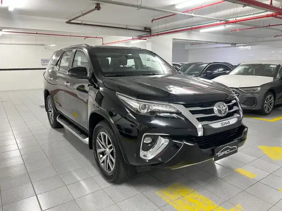 TOYOTA-HILUX SW4-2.8 SRX 4X4 7 LUGARES 16V TURBO INTERCOOLER DIESEL 4P AUTOMÁTICO TOYOTA-HILUX SW4-2017
