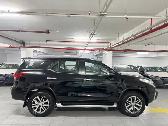 TOYOTA-HILUX SW4-2.8 SRX 4X4 7 LUGARES 16V TURBO INTERCOOLER DIESEL 4P AUTOMÁTICO TOYOTA-HILUX SW4-2017