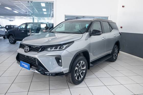 TOYOTA HILUX SW4 2.8 D-4D TURBO DIESEL DIAMOND 7L 4X4 AUTOMÁTICO