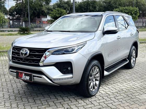 TOYOTA HILUX SW4 2.8 D-4D TURBO DIESEL SRX 4X4 AUTOMÁTICO