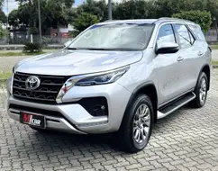 TOYOTA HILUX SW4 2.8 D-4D TURBO DIESEL SRX 4X4 AUTOMÁTICO TOYOTA HILUX SW4 2.8 D-4D TURBO DIESEL SRX 4X4 AUTOMÁTICO