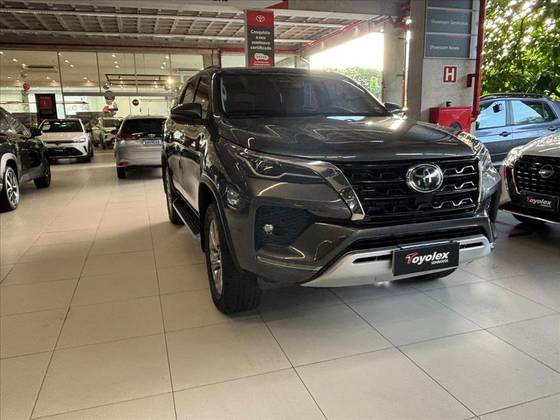 TOYOTA HILUX SW4 2.8 D-4D TURBO DIESEL SRX 7L 4X4 AUTOMÁTICO