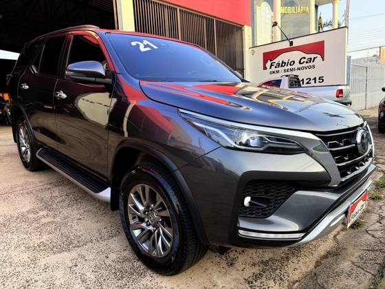 TOYOTA HILUX SW4 2.8 D-4D TURBO DIESEL SRX 7L 4X4 AUTOMÁTICO