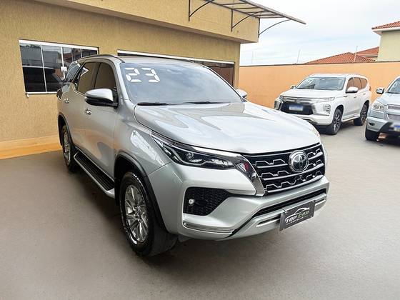 TOYOTA HILUX SW4 2.8 D-4D TURBO DIESEL SRX 7L 4X4 AUTOMÁTICO