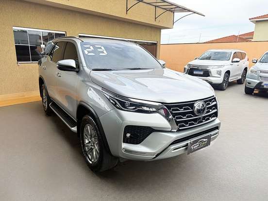 TOYOTA-HILUX SW4-2.8 D-4D TURBO DIESEL SRX 7L 4X4 AUTOMÁTICO TOYOTA-HILUX SW4-2023