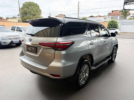 TOYOTA-HILUX SW4-2.8 D-4D TURBO DIESEL SRX 7L 4X4 AUTOMÁTICO TOYOTA-HILUX SW4-2023