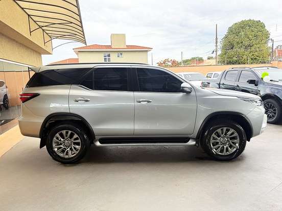 TOYOTA-HILUX SW4-2023