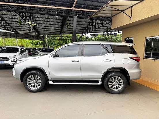 TOYOTA-HILUX SW4-2023