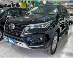 TOYOTA HILUX SW4 2.8 D-4D TURBO DIESEL SRX 7L 4X4 AUTOMÁTICO TOYOTA HILUX SW4 2.8 D-4D TURBO DIESEL SRX 7L 4X4 AUTOMÁTICO