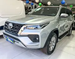 TOYOTA HILUX SW4 2.8 D-4D TURBO DIESEL SRX 7L 4X4 AUTOMÁTICO TOYOTA HILUX SW4 2.8 D-4D TURBO DIESEL SRX 7L 4X4 AUTOMÁTICO