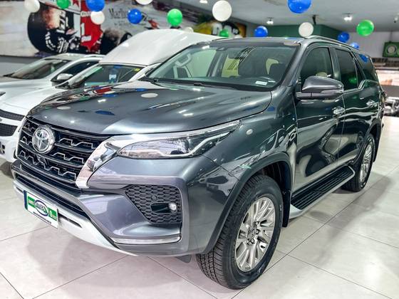 TOYOTA HILUX SW4 2.8 D-4D TURBO DIESEL SRX 7L 4X4 AUTOMÁTICO