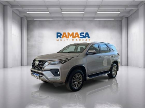 TOYOTA HILUX SW4 2.8 D-4D TURBO DIESEL SRX 7L 4X4 AUTOMÁTICO