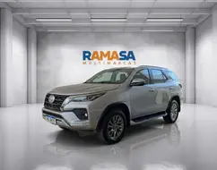 TOYOTA HILUX SW4 2.8 D-4D TURBO DIESEL SRX 7L 4X4 AUTOMÁTICO TOYOTA HILUX SW4 2.8 D-4D TURBO DIESEL SRX 7L 4X4 AUTOMÁTICO