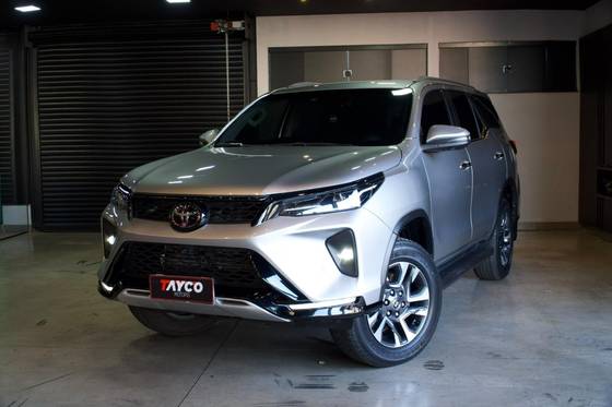 TOYOTA HILUX SW4 2.8 D-4D TURBO DIESEL SRX 7L 4X4 AUTOMÁTICO