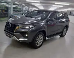 TOYOTA HILUX SW4 2.8 D-4D TURBO DIESEL SRX 7L 4X4 AUTOMÁTICO TOYOTA HILUX SW4 2.8 D-4D TURBO DIESEL SRX 7L 4X4 AUTOMÁTICO