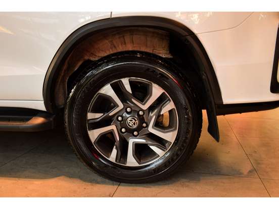 TOYOTA-HILUX SW4-2.8 D-4D TURBO DIESEL SRX 7L 4X4 AUTOMÁTICO TOYOTA-HILUX SW4-2023