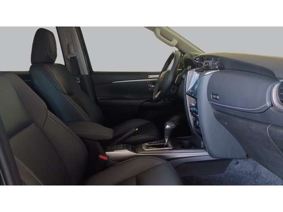 TOYOTA-HILUX SW4-2024