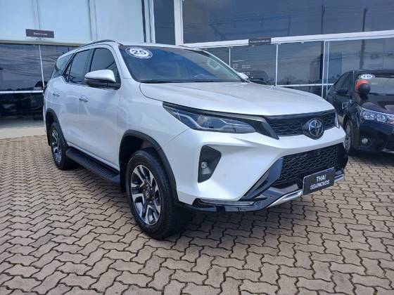 TOYOTA HILUX SW4 2.8 D-4D TURBO DIESEL SRX PLATINUM 7L 4X4 AUTOMÁTICO
