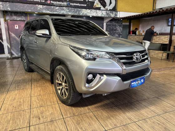 TOYOTA HILUX SW4 2.8 SRX 4X4 7 LUGARES 16V TURBO INTERCOOLER DIESEL 4P AUTOMÁTICO
