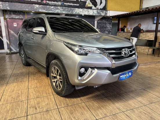 TOYOTA-HILUX SW4-2.8 SRX 4X4 7 LUGARES 16V TURBO INTERCOOLER DIESEL 4P AUTOMÁTICO TOYOTA-HILUX SW4-2017