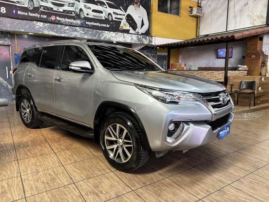 TOYOTA-HILUX SW4-2.8 SRX 4X4 7 LUGARES 16V TURBO INTERCOOLER DIESEL 4P AUTOMÁTICO TOYOTA-HILUX SW4-2017