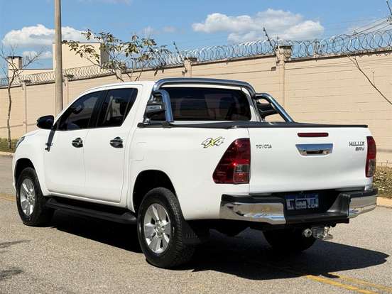 TOYOTA-HILUX-2.7 SRV 4X4 CD 16V FLEX 4P AUTOMÁTICO TOYOTA-HILUX-2016