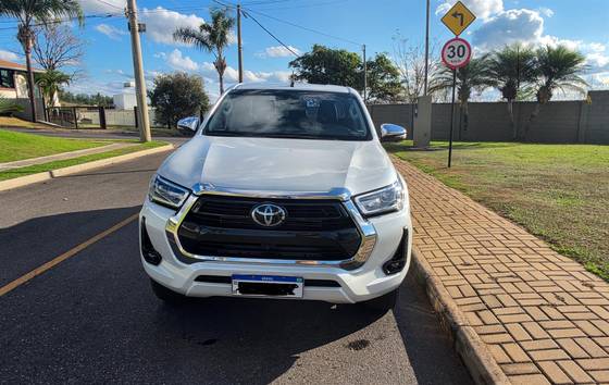 TOYOTA HILUX 2.8 D-4D TURBO DIESEL CD SRX 4X4 AUTOMÁTICO