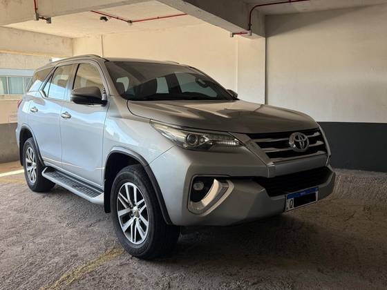 TOYOTA HILUX SW4 2.8 SRX 4X4 7 LUGARES 16V TURBO INTERCOOLER DIESEL 4P AUTOMÁTICO