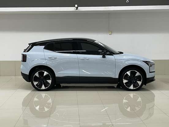 VOLVO-EX30-2024
