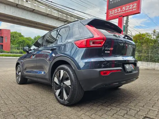 VOLVO-EX40-2025