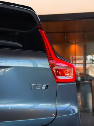 VOLVO-XC40-2018